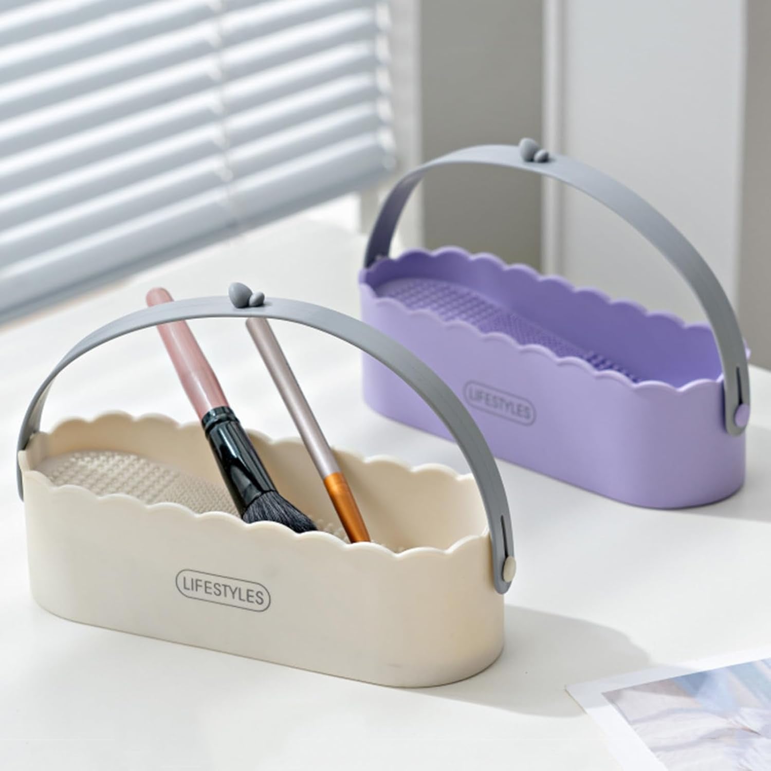 Makeup Brush Holder Makeup Brush Cleaner Beauty Eggs Cleaner Easy to Use Cosmetics Storage Box with Handle for Woman